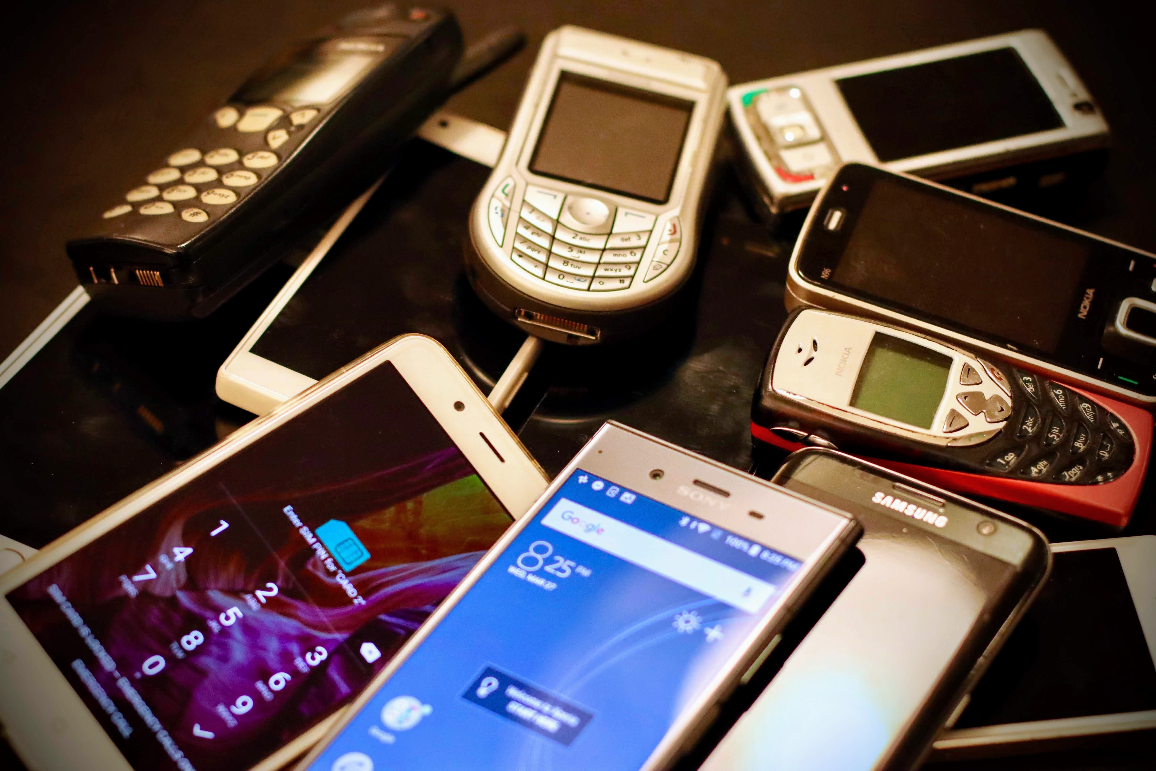Телефон в современной жизни. Старые смартфоны. Современные телефоны. Современный мобильный телефон. Старые кнопочные мобильные телефоны.