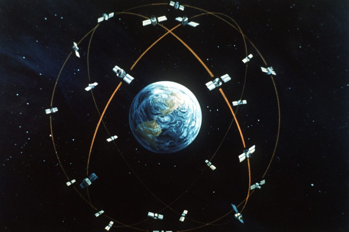 GPS / Źródło: https://cdn10.picryl.com/photo/1981/11/23/artists-global-concept-of-the-navstar-global-positioning-system-satellite-9195a4-1024.jpg
