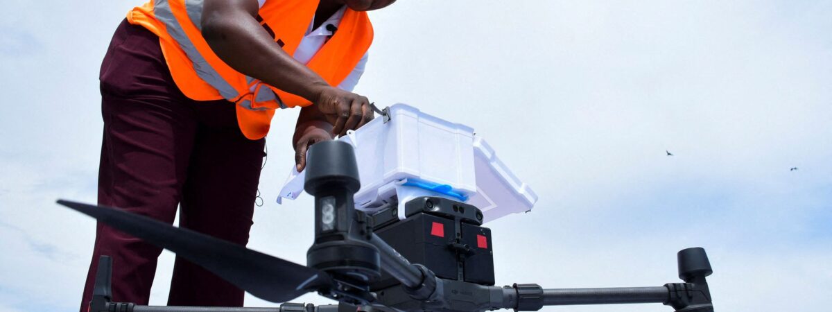 Uganda testuje drony, aby przyspieszyć dostawy leków na HIV / Źródło: Reuters