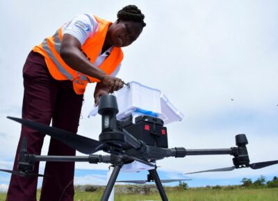 Uganda testuje drony, aby przyspieszyć dostawy leków na HIV / Źródło: Reuters