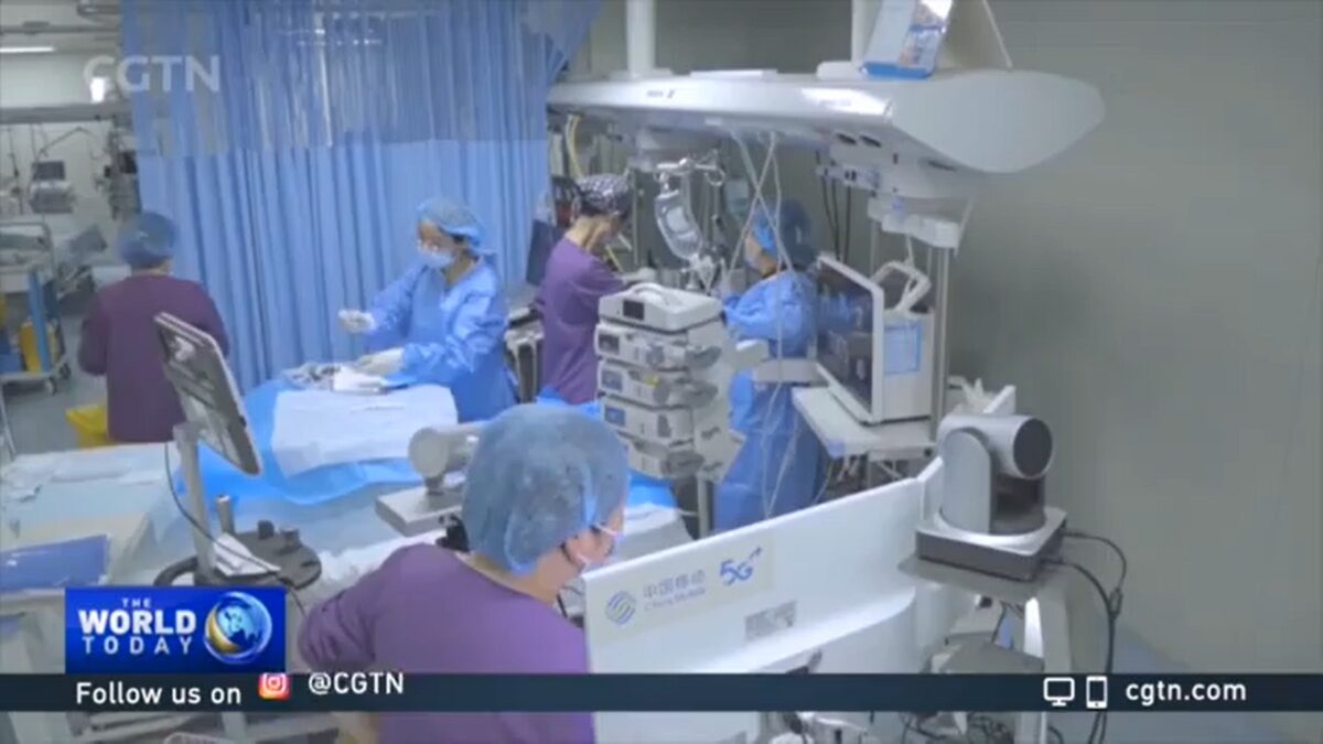 Dzięki 5G, szpital nadzoruje operacje w mniejszych ośrodkach / Źródło: CGTN