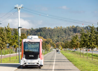 W pełni autonomiczny pojazd EZ10 / Źródło: EasyMile