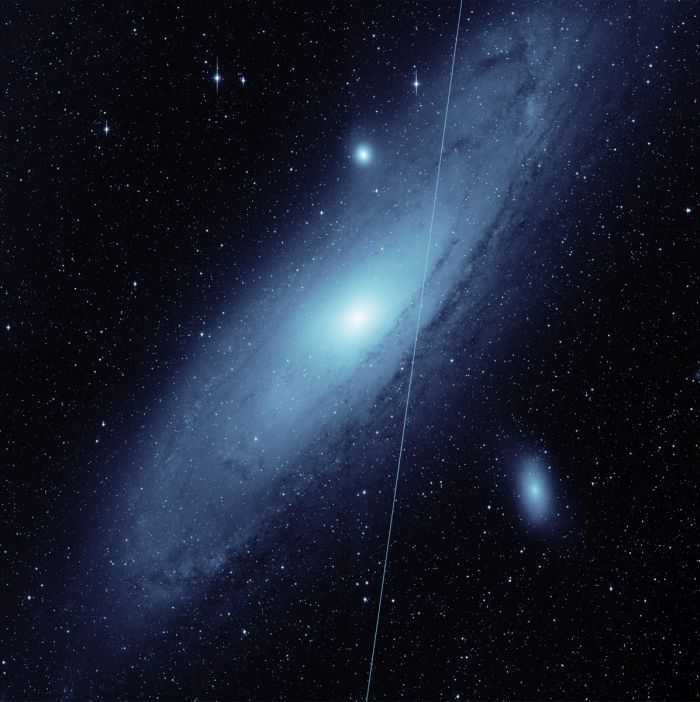 Satelita Starlink poruszający się na tle Galaktyki w Andromedzie (M31) / Źródło: Nauka w Polsce PAP/Robert Hurt (IPAC/Caltech)