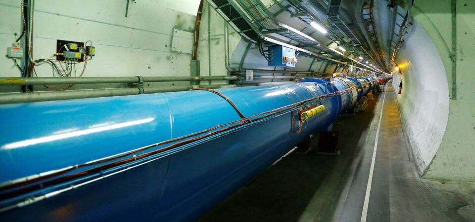 Wielki Zderzacz Hadronów / Źródło: REUTERS/Denis Balibouse/File Photo