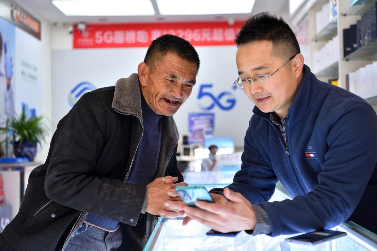 Mężczyzna kupuje telefon sieci 5G w Maqiao w prowincji Hubei / Źródło: People's Daily Online