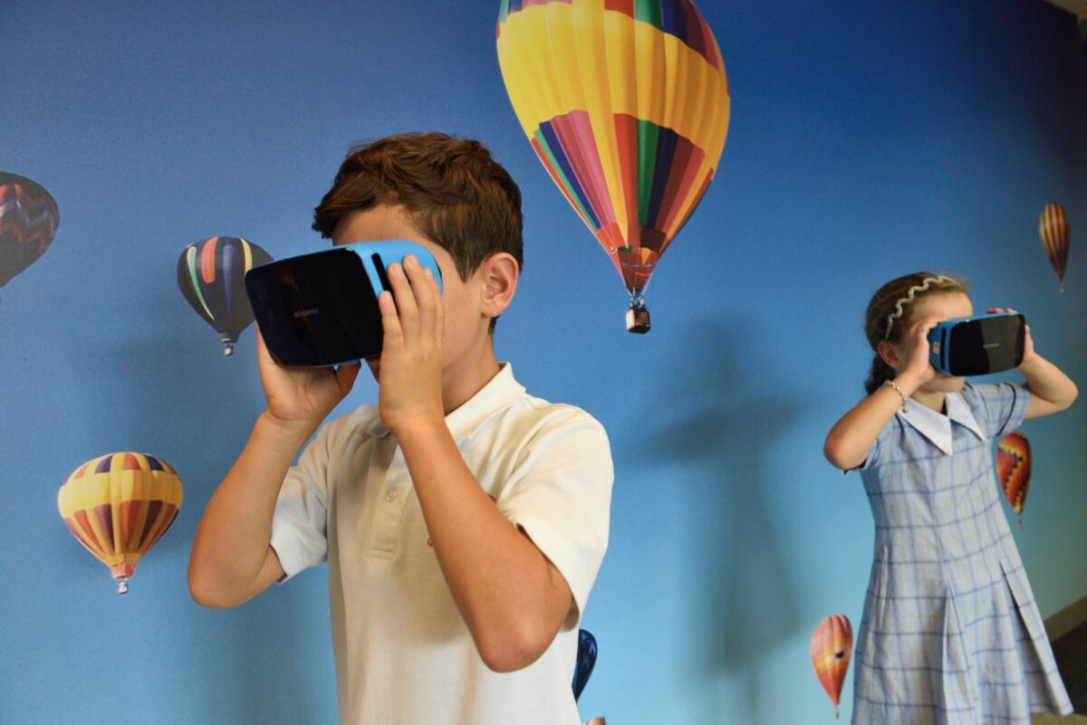 Dzieci uczące się poprzez VR / Źródło: Unsplash
