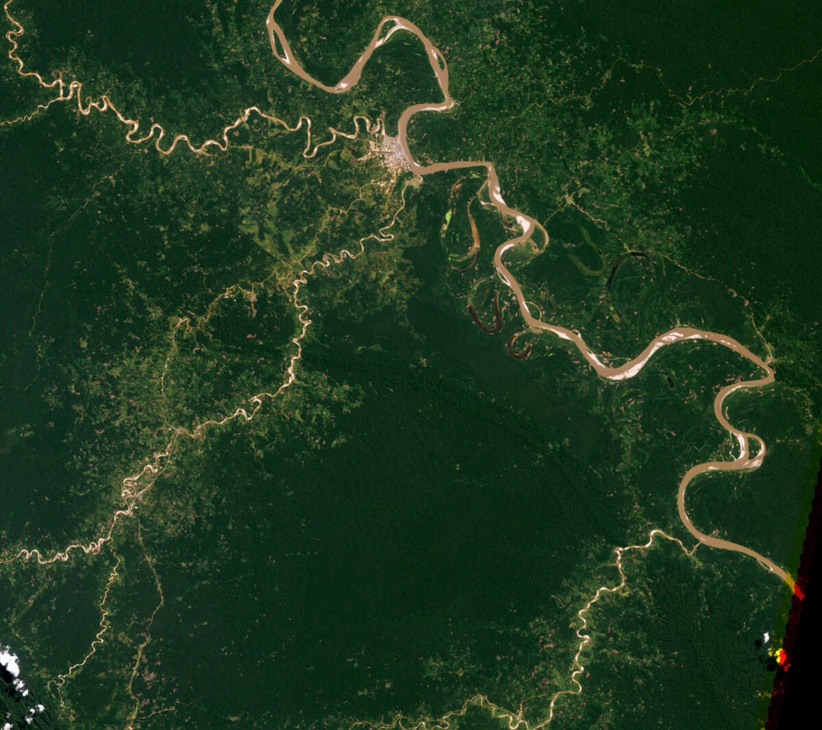 Deforestacja w rejonie kopalni Las Caritas w Amazonii. / Źródło: Wylesianie Amazonii w latach 2001-2018. / Źródło: earthobservatory.nasa.gov