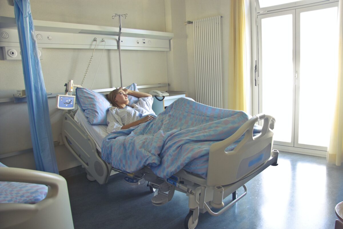 Kobieta w łóżku szpitalnym / Źródło: Pexels