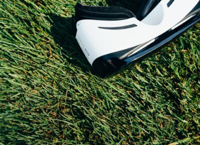 Gogle VR na trawie / Źródło: Unsplash
