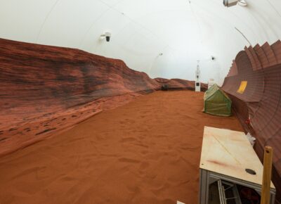 Symulowane środowisko marsjańskie obejmuje 100 metrów kwadratowych terenu pokrytego czerwonym piaskiem, który symuluje marsjański krajobraz./ Źródło: Gizmodo
