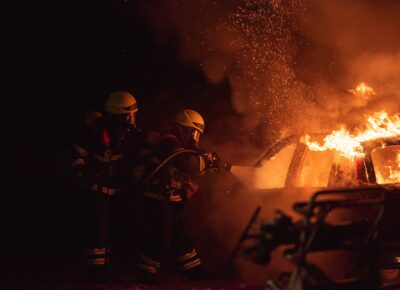 Strażacy gaszący płomienie / Źródło: Unsplash
